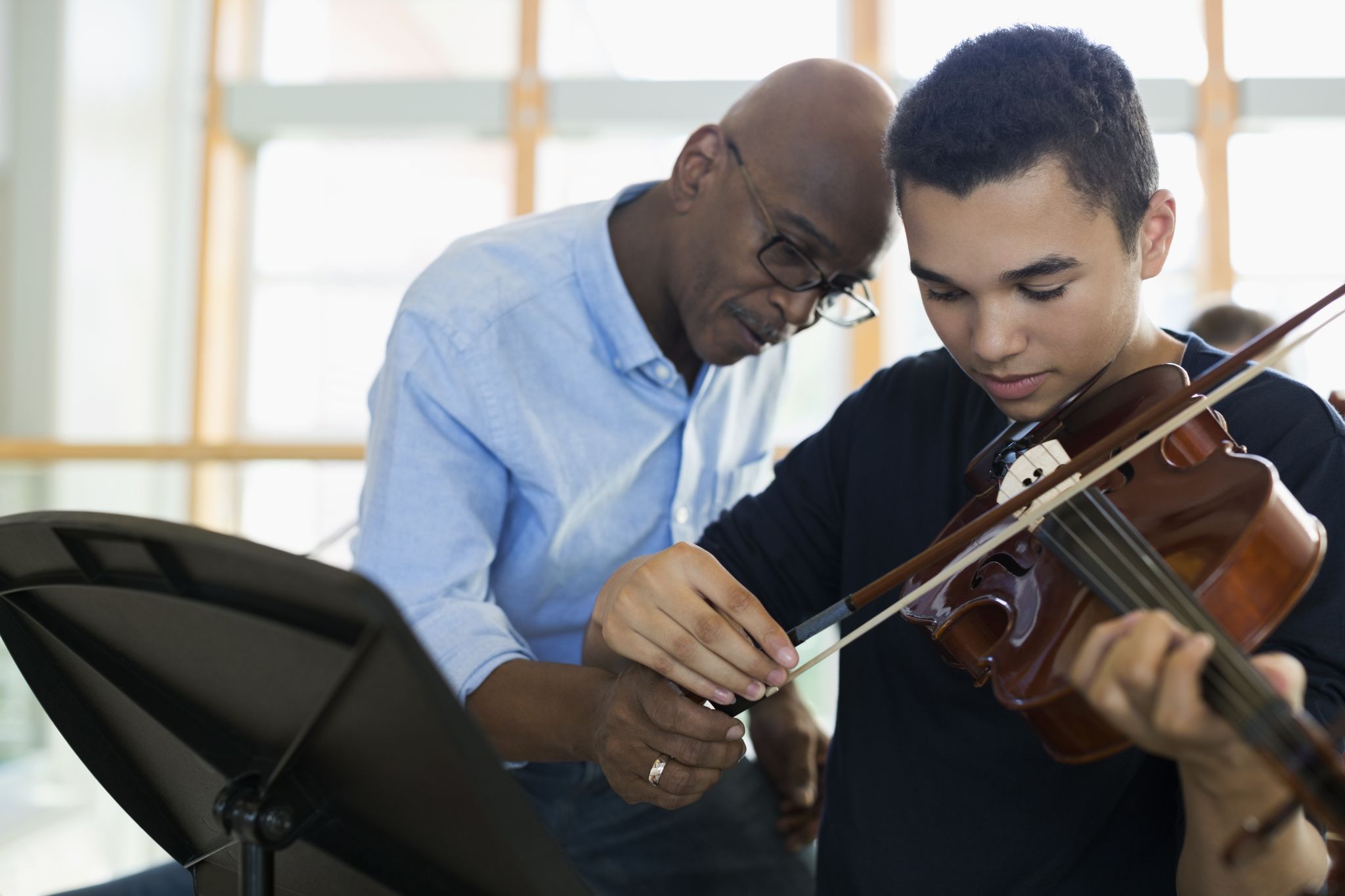Joven aprendiendo usar el violin