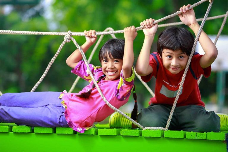 Niños jugando en el parque