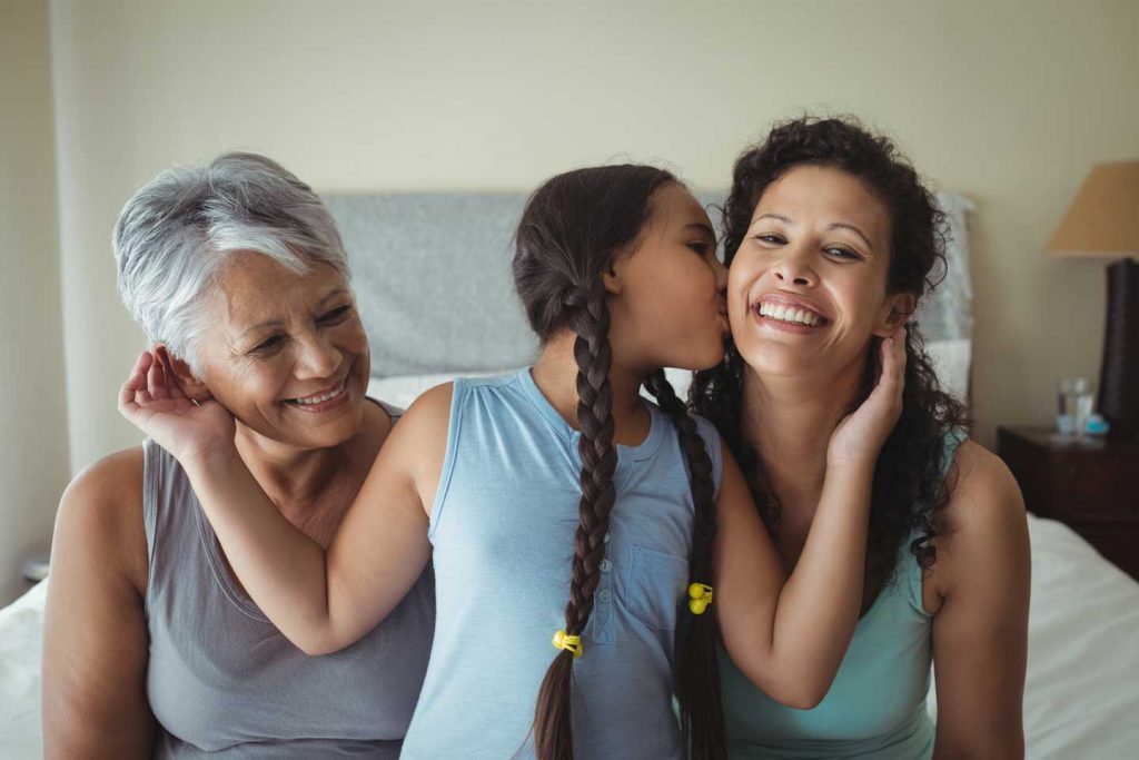 Niña besando a su mamá