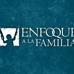 Logo blanco de Enfoque a la Familia sobre fondo azul