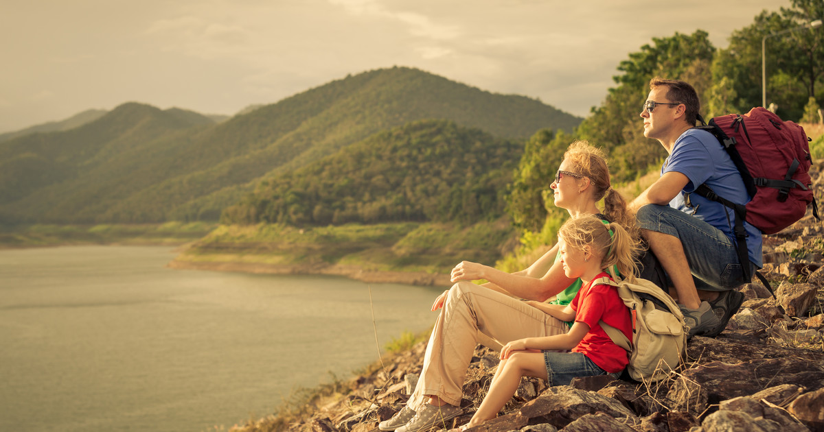 familia viendo un lago
