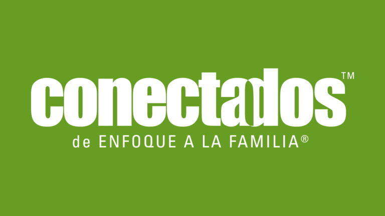 Logo Blanco de Conectados de Enfoque a la Familia sobre fondo verde