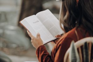 mujer leyendo la bilbia