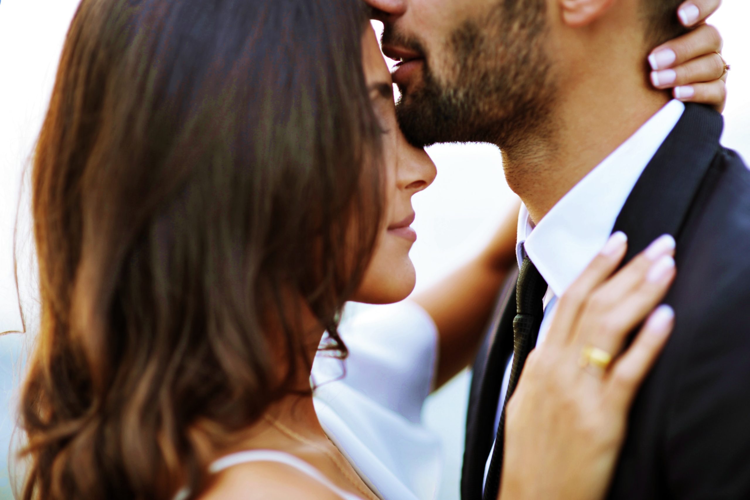 Esposos recien casados besandose