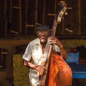 hombre anciano tocando musica