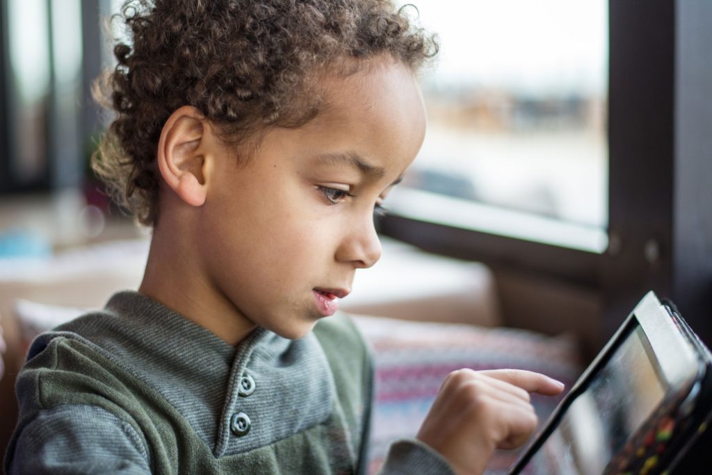 niño usando una tablet