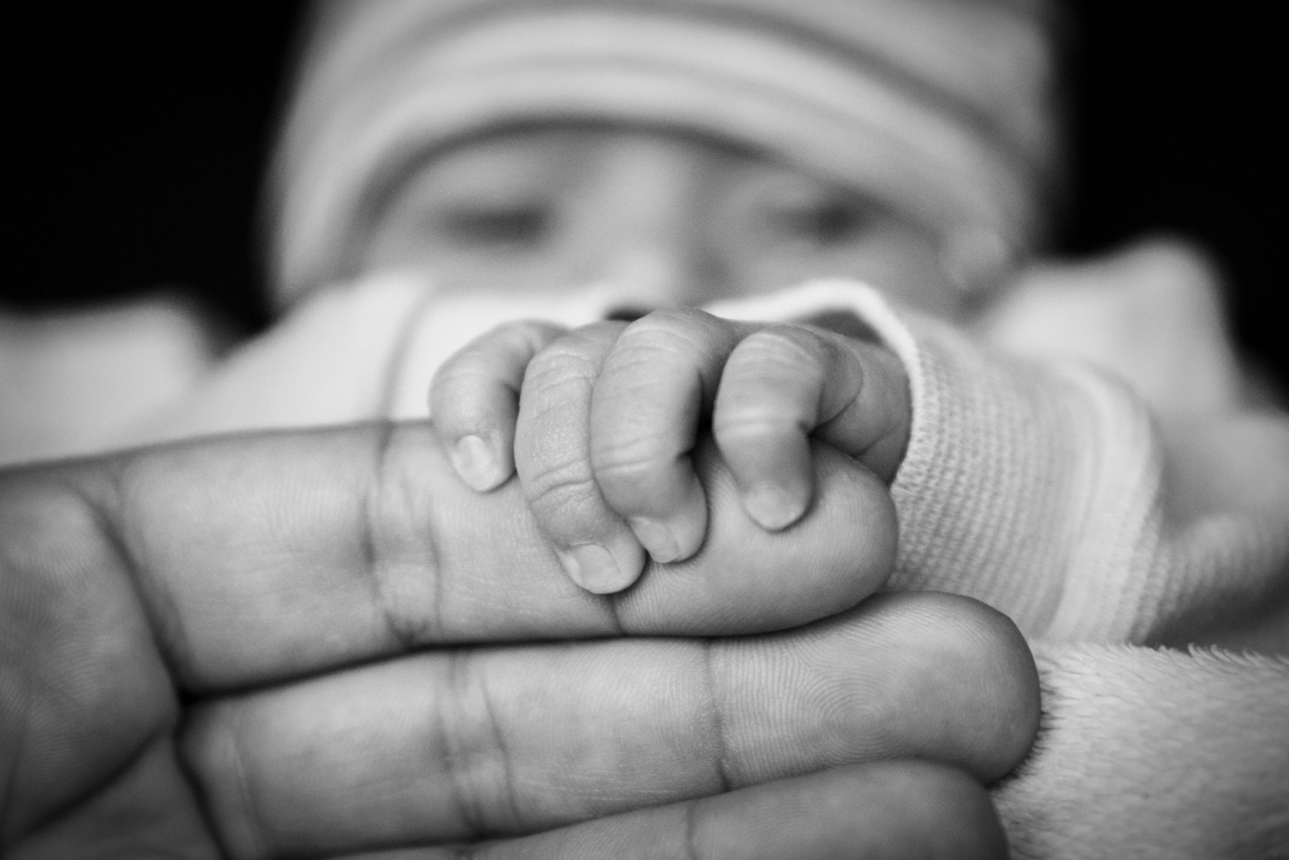 bebe tomando la mano de su padre