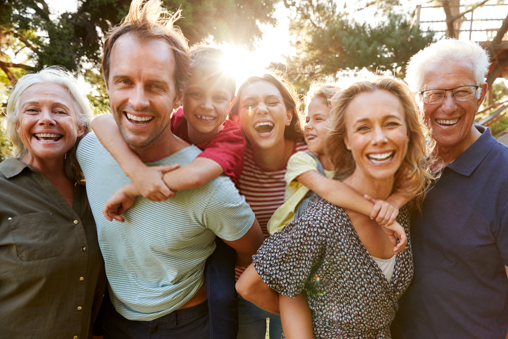 familia numerosa en un vivero sonriendo