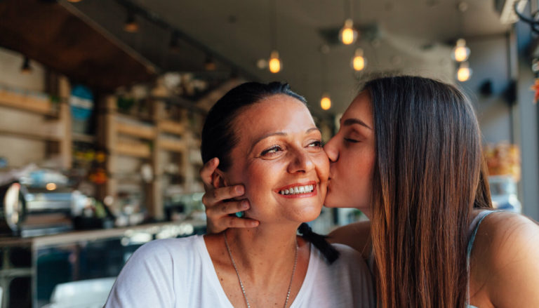 Hija besando a su mamá