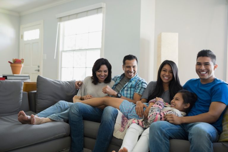 familia alegres en un sofa