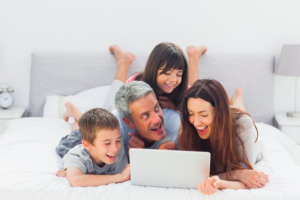 familia siendo una laptop
