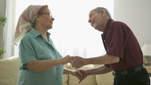 adultos mayores tomados de la mano bailando