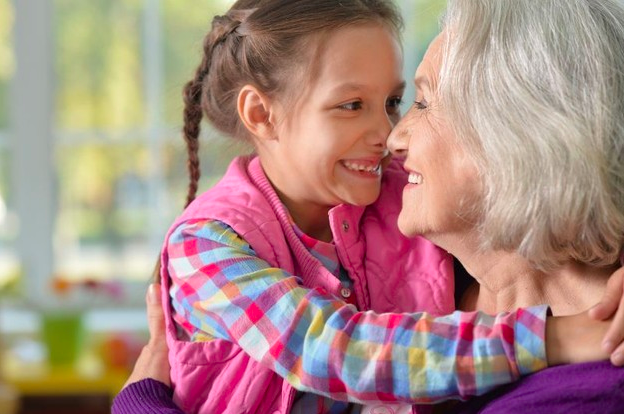 niña abrazando a su abuela