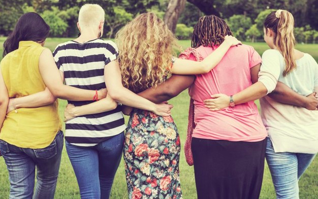 5 mujeres caminando abrazadas