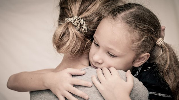 niña abrazando a su madre