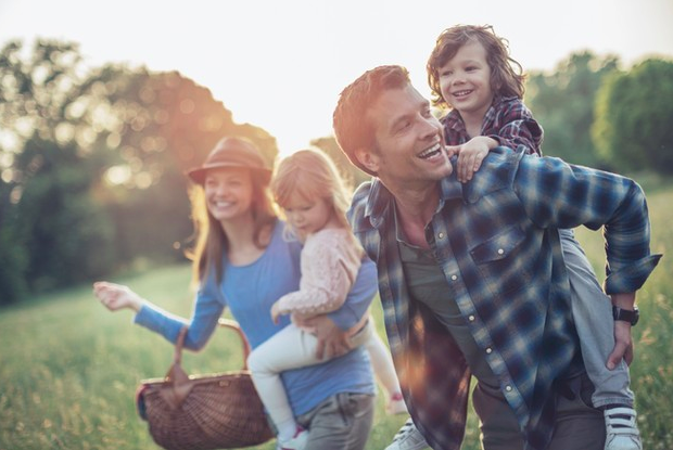 Familia sonriendo en un campo de flores