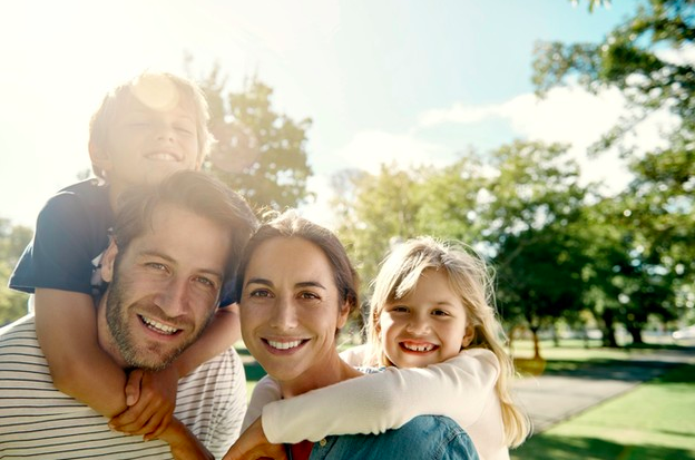 Familia sonriente en un parque