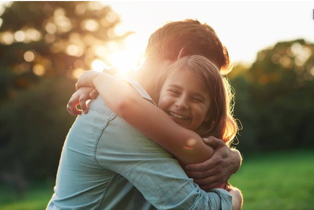 niña abrazando a su papá