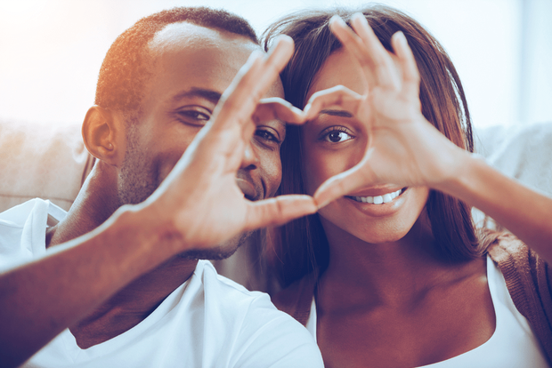 Esposo formando un corazón con su manos