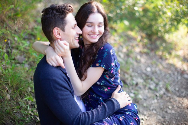 novios abrazados viendo un lago