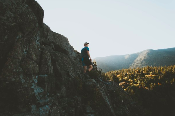 Hombre caminando por una montaña