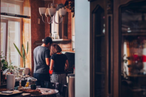 Esposos cocinando