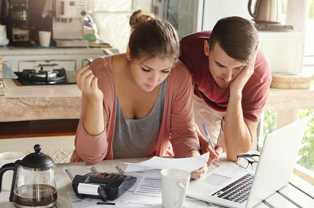 Hombre y mujer revisando facturas