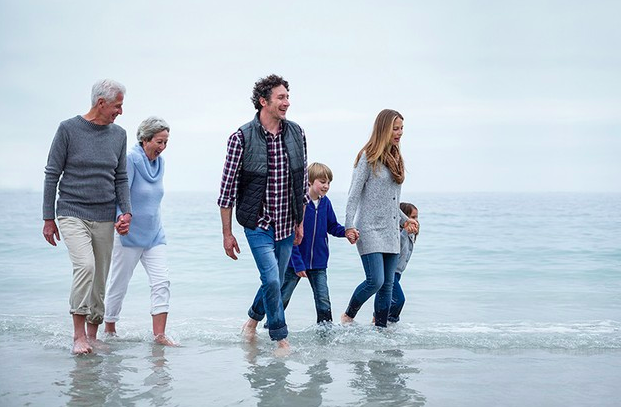 Familia junto a sus hijos y los suegros en la playa