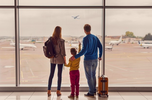 Familia en el aeropuerto