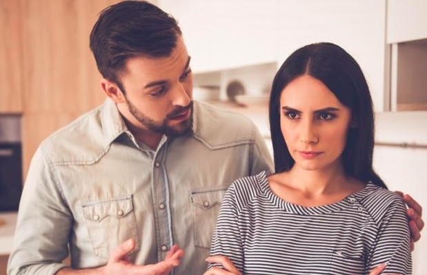 Hombre hablando con su esposa que parece enojada