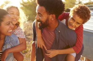 FAmilia en el campo felices