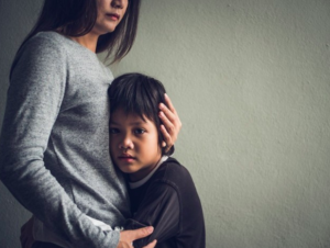 Hijo abrazando a su mamá con preocupación