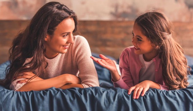 hija hablando con su madre