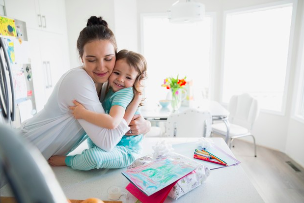 mamá abrazando a su hija