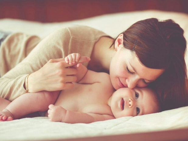 madre viendo a su bebe con ternura