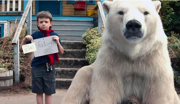 niño junto a un oso polar