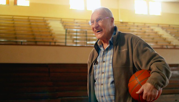 Hombre mayor con una bola de baloncesto