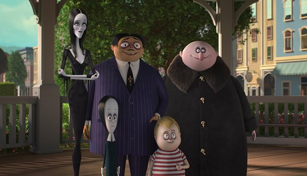 Familia Addams en un portico