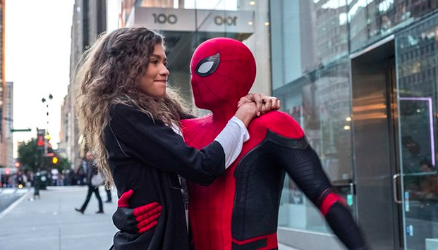 Spiderman sosteniendo a una muchacha