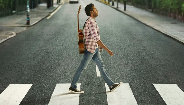hombre con una guitarra caminando