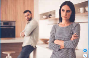Mujer y hombre enojados en la cocina