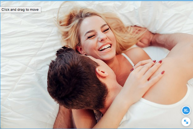 Mujer sonriendo siendo abrazada por su esposo en la habitación