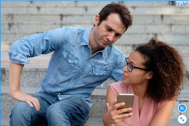 hombre viendo el celular de su esposa