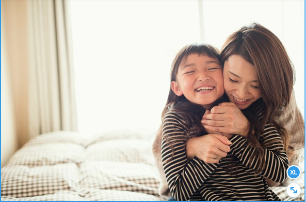 Niña siendo abrazada por su madre