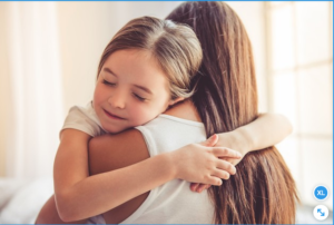 niña abrazando a su madre