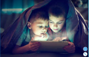 2 niños viendo una tablet