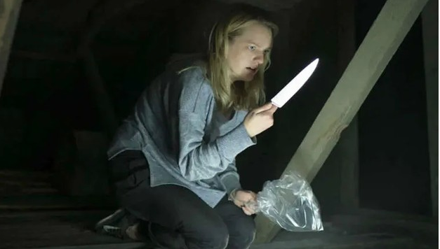 Mujer en un atico sosteniendo un cuchillo
