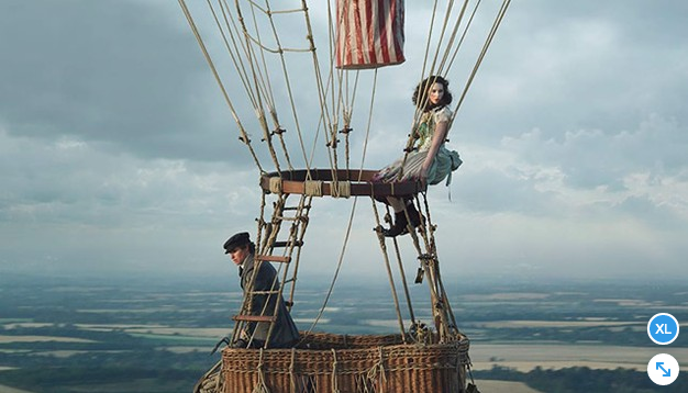 hombre y mujer en un globo