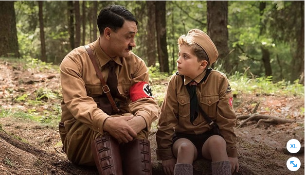 Un niño hablando con hitler