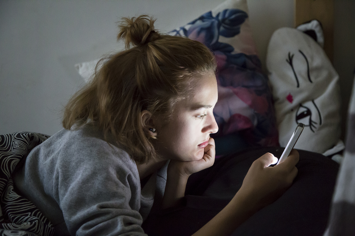 mujer joven viendo un celular
